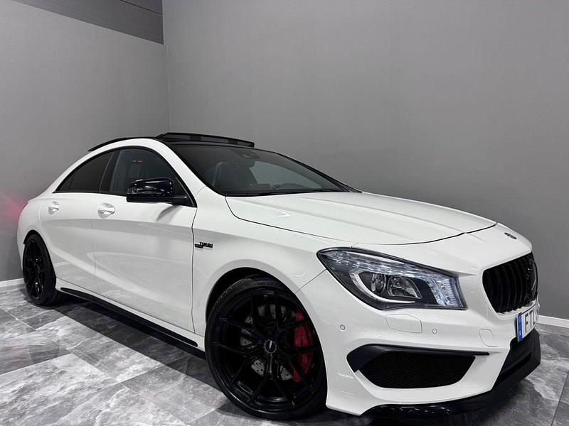 Vit Begagnad 2015 Mercedes CLA45 AMG AMG Sportkupé | 339 900 kr (Lite dyr) - Bild 1/4