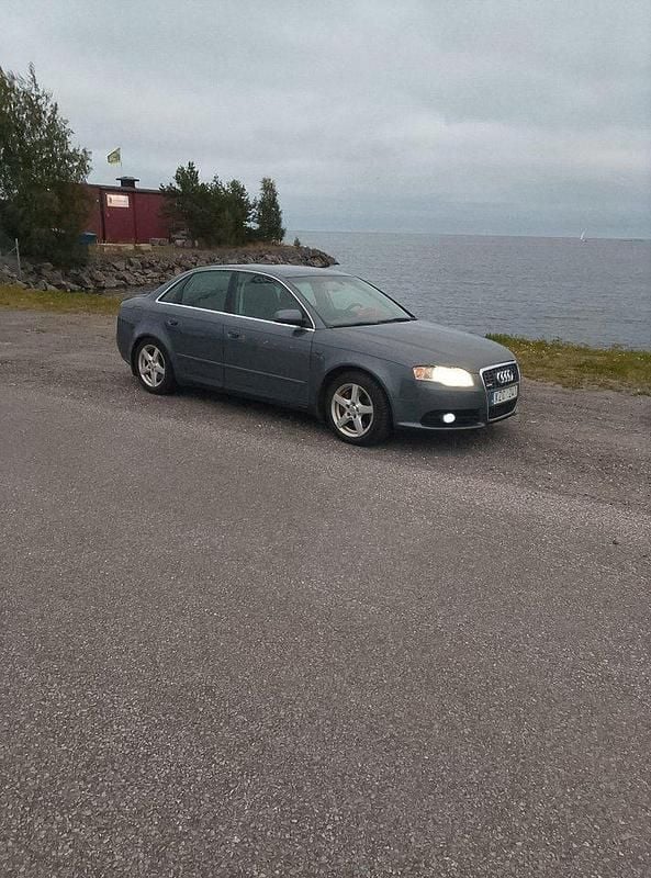 Grå Begagnad 2007 Audi A4 Comfort Sedan | 24 000 kr (Marknadspris) - Bild 1/4