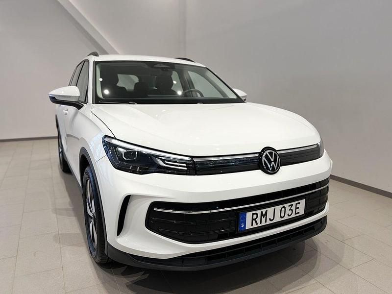 Vit (pure white) Begagnad 2024 VW Tiguan Life SUV | 349 900 kr (Marknadspris) - Bild 1/3