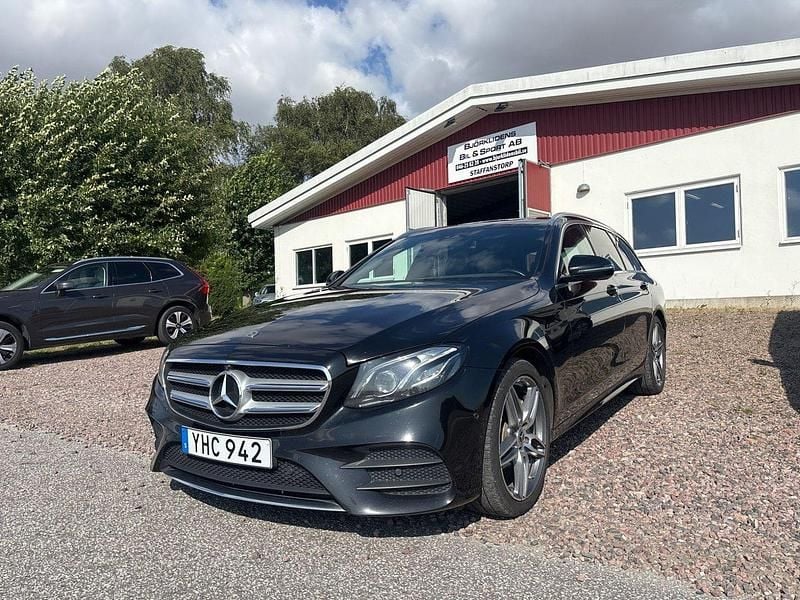 Svart Begagnad 2018 Mercedes E220 AMG line Kombi | 289 000 kr (Marknadspris) - Bild 1/4