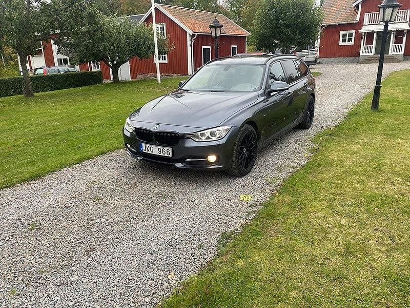 Grå (gråmet) Begagnad 2013 BMW 320 Sport Line Kombi | 122 500 kr (Marknadspris) - Bild 1/4