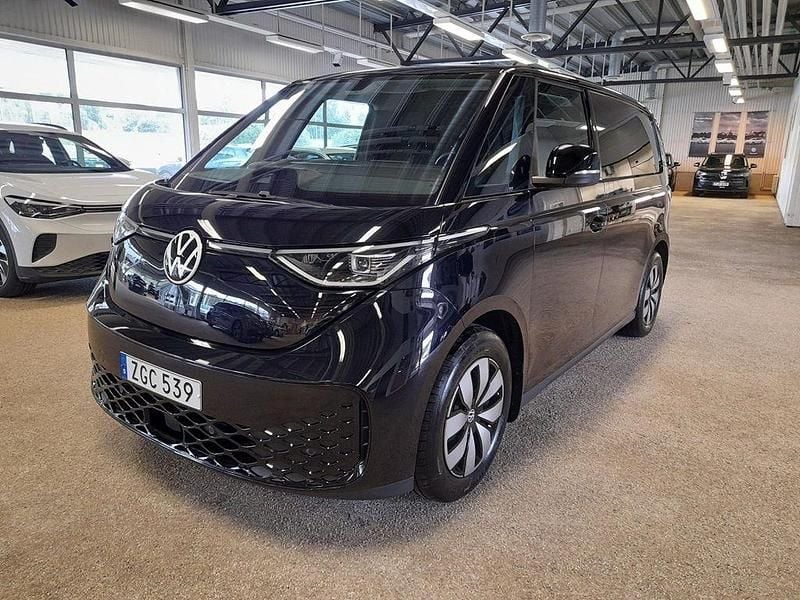 Svart (deep black pärleffekt) Begagnad 2023 VW ID. Buzz Van | 499 900 kr - Bild 1/4