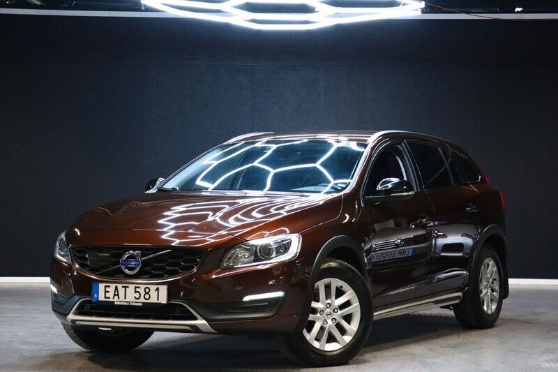 Brun Begagnad 2018 Volvo V60 CC Standard Kombi | 189 900 kr (Marknadspris) - Bild 1/4