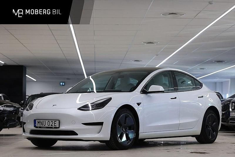 Vit Begagnad 2022 Tesla Model 3 Standard Range Sedan | 289 900 kr (Bra pris) - Bild 1/2