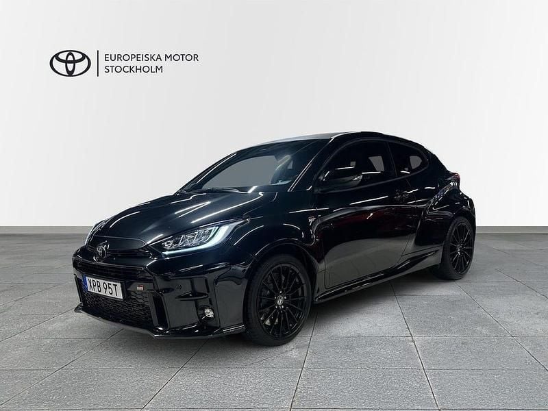 Svart Begagnad 2023 Toyota Yaris Halvkombi | 419 900 kr (Superpris) - Bild 1/4