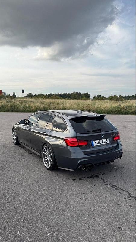 Grå Begagnad 2018 BMW 330 M Sport Kombi | 269 000 kr (Lite dyr) - Bild 1/4