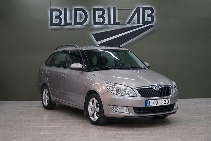 Ljusbrun Begagnad 2011 Skoda Fabia Elegance Halvkombi | 39 900 kr (Marknadspris) - Bild 1/4