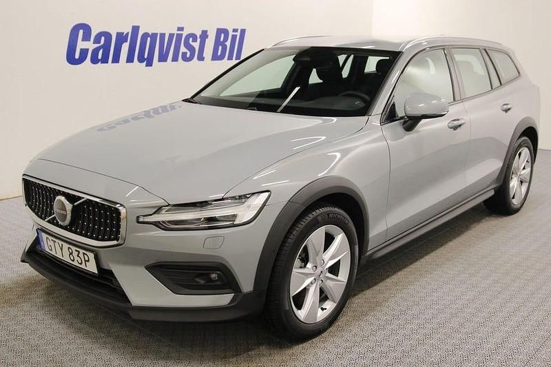 Vapour grey metallic Begagnad 2024 Volvo V60 CC Core Kombi | 439 000 kr (Lite dyr) - Bild 1/4
