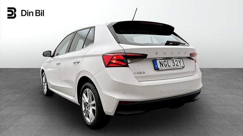 Begagnad Skoda Fabia Comfort 112 HK (82 kW) 2023 Vit (moon white metallic) Halvkombi