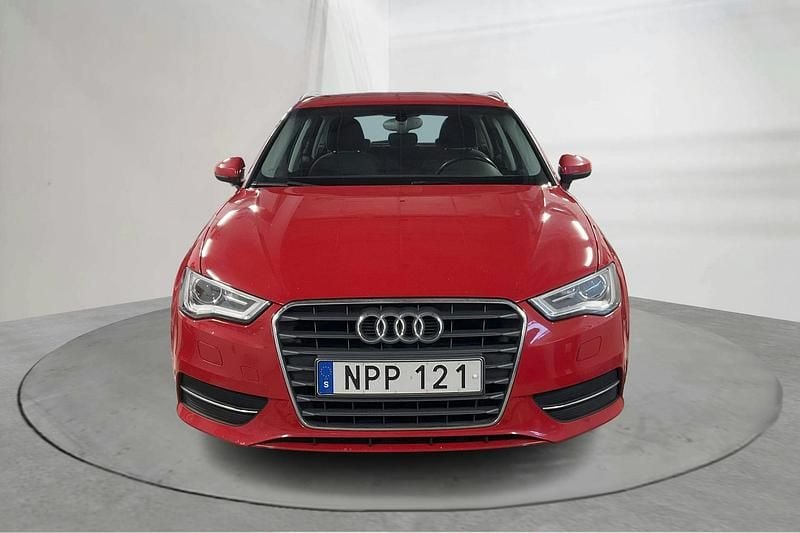 Begagnad Audi A3 Attraction 110 HK (80 kW) 2015 Röd