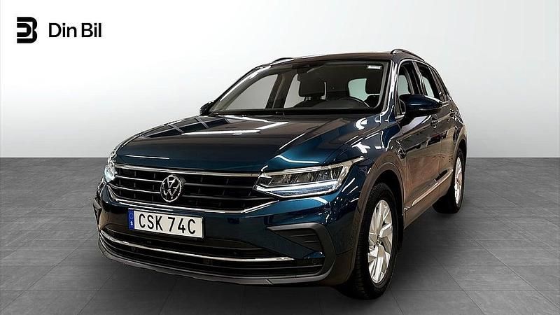 Mörkblå (nightshade blue metallic) Begagnad 2022 VW Tiguan SUV | 309 900 kr (Marknadspris) - Bild 1/4