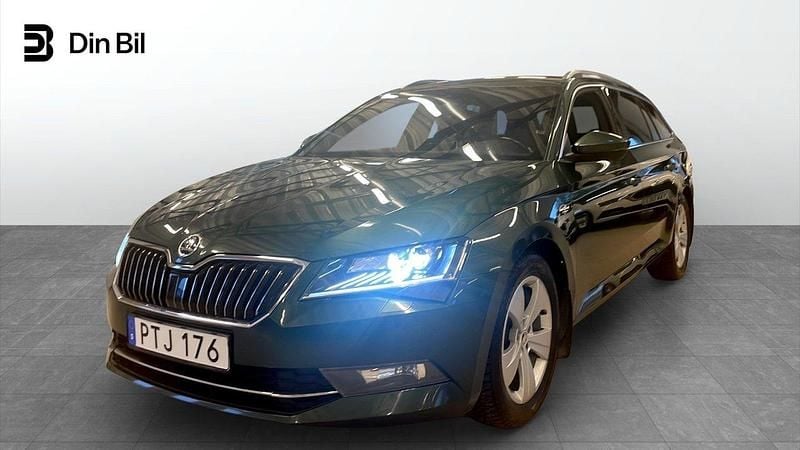 Grön Begagnad 2018 Skoda Superb Kombi | 249 900 kr (Marknadspris) - Bild 1/4