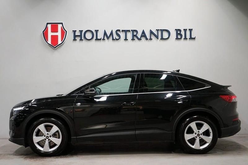 Svart Begagnad 2023 Audi Q4 Sportback e-tron Sport SUV | 379 900 kr (Marknadspris) - Bild 1/4