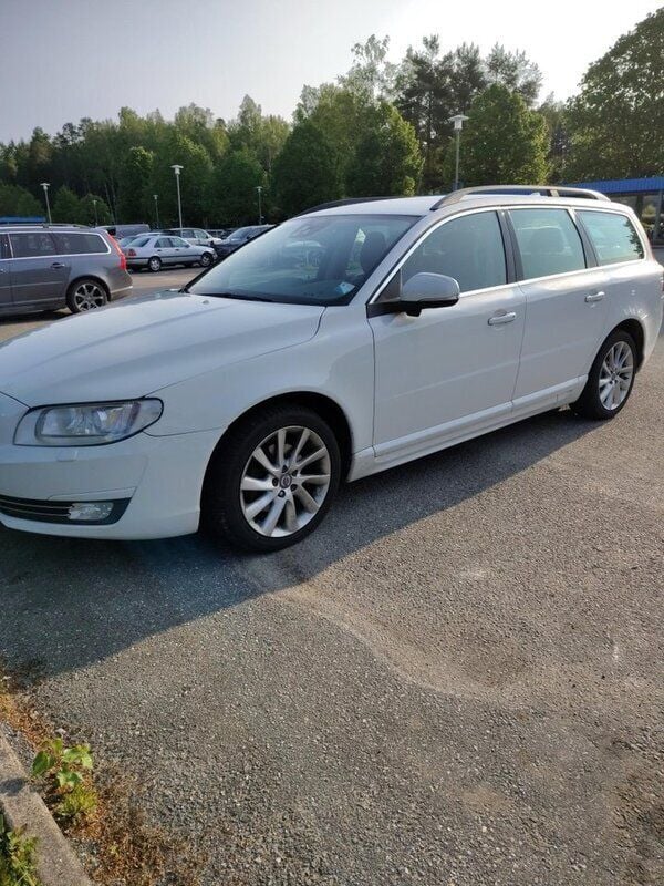Vit Begagnad 2016 Volvo V70 Momentum Kombi | 165 000 kr (Lite dyr) - Bild 1/3