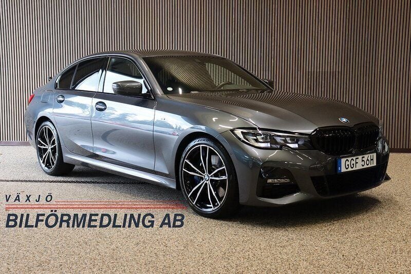 Grå Begagnad 2020 BMW 330 M Sport Sedan | 399 000 kr (Marknadspris) - Bild 1/4