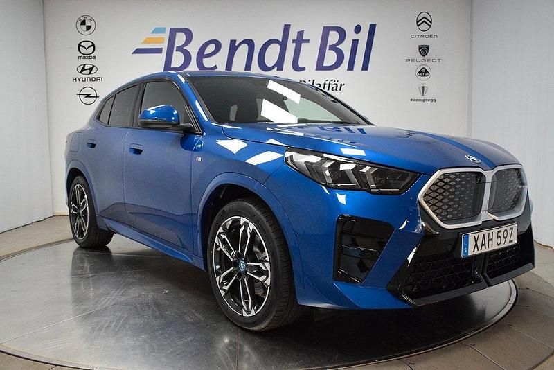 Svart Begagnad 2024 BMW iX2 M Sport SUV | 529 500 kr (Marknadspris) - Bild 1/3