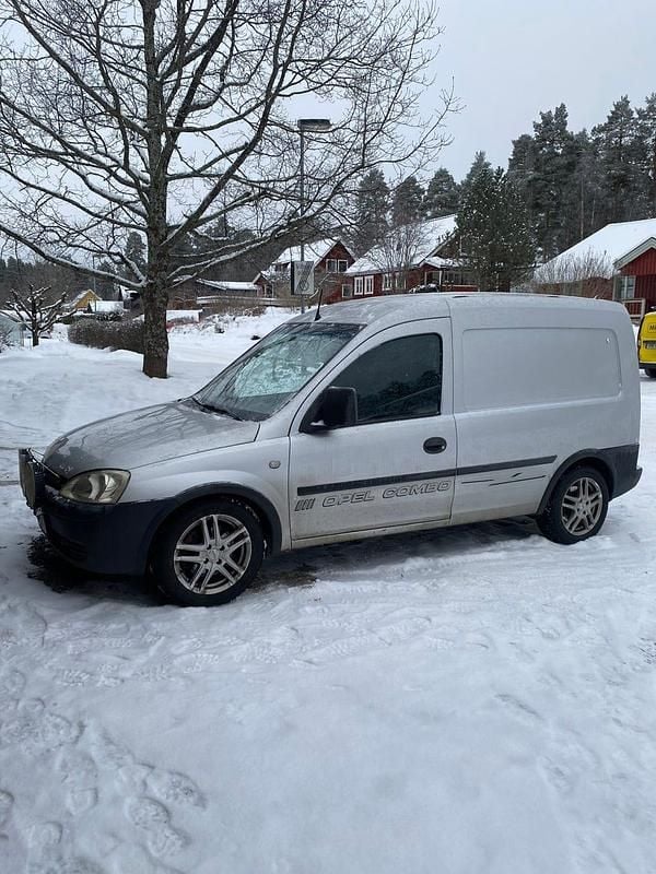 Begagnad Opel Combo 75 HK (55 kW) 2005 Van