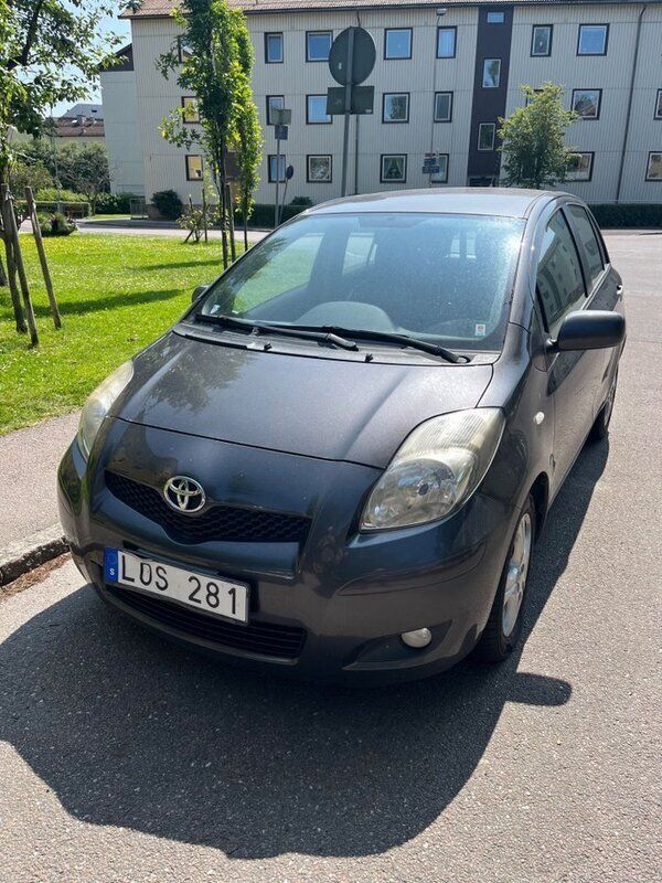 Mörkgrå Begagnad 2011 Toyota Yaris Halvkombi | 33 500 kr (Marknadspris) - Bild 1/4