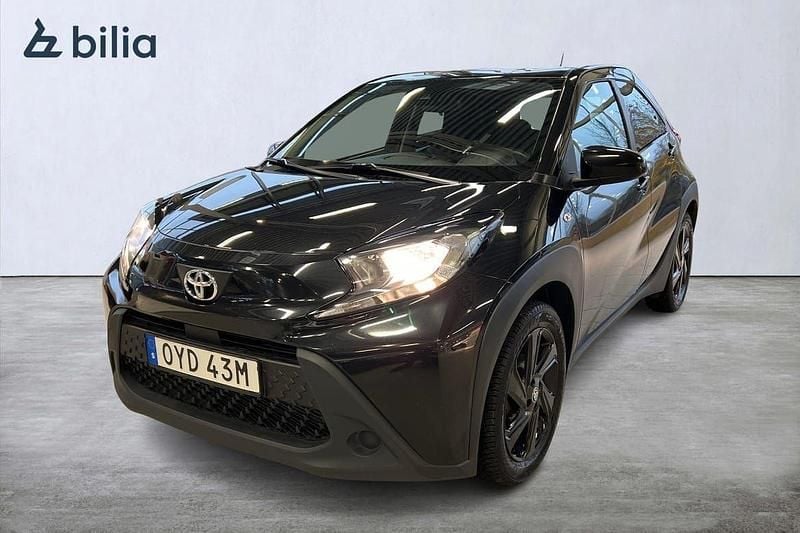 Svart Begagnad 2022 Toyota Aygo Play Halvkombi | 159 900 kr (Marknadspris) - Bild 1/3