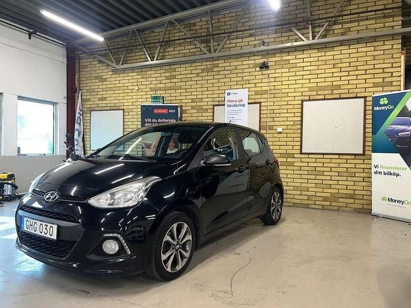 Svart Begagnad 2015 Hyundai i10 Halvkombi | 39 900 kr (Dyr) - Bild 1/4