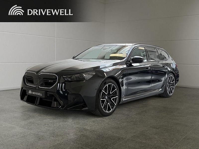 Ny 2025 BMW M5 Comfort Edition Kombi | 1 659 000 kr (Marknadspris) - Bild 1/4