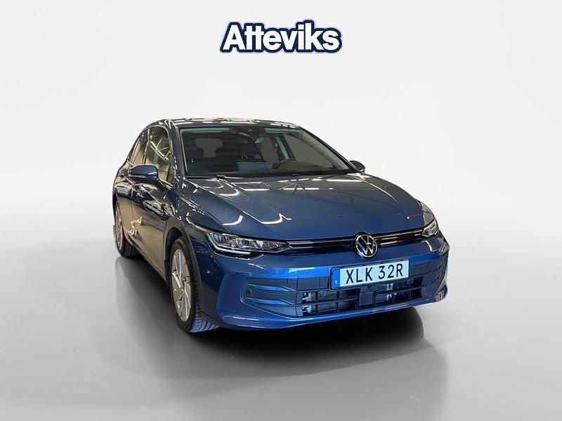 Blå Begagnad 2024 VW Golf VIII Life Halvkombi | 299 900 kr (Marknadspris) - Bild 1/4