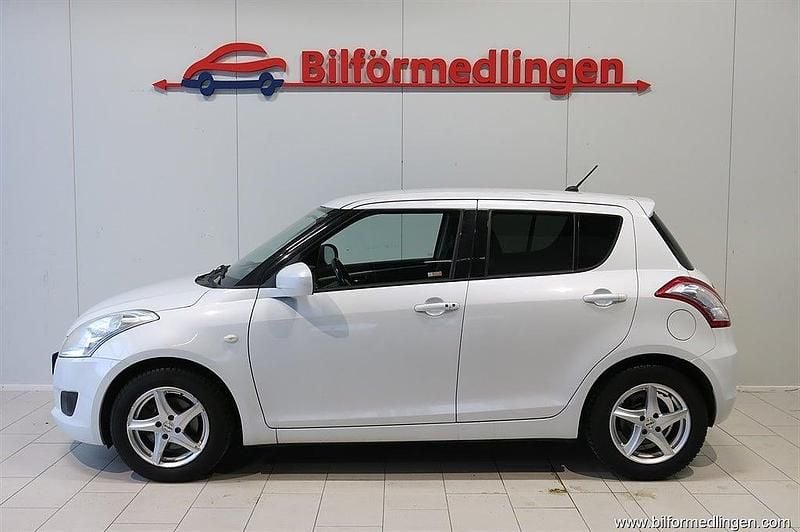 Vit samma som bilen Begagnad 2010 Suzuki Swift Halvkombi | 44 900 kr (Marknadspris) - Bild 1/4