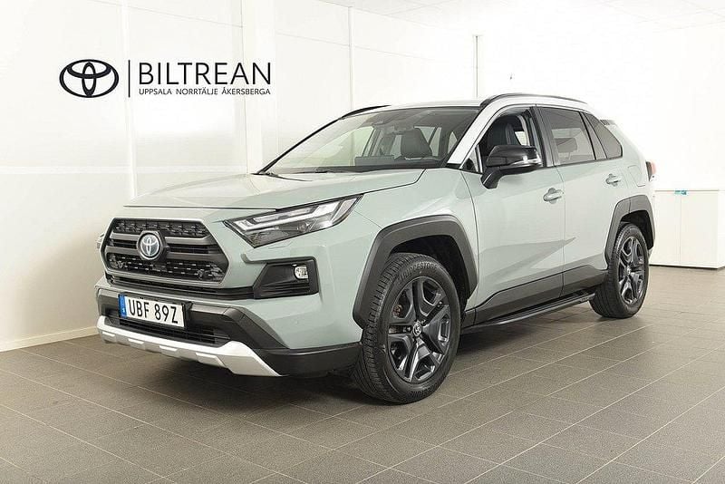 Grön Begagnad 2023 Toyota RAV4 Hybrid SUV | 419 900 kr (Marknadspris) - Bild 1/4