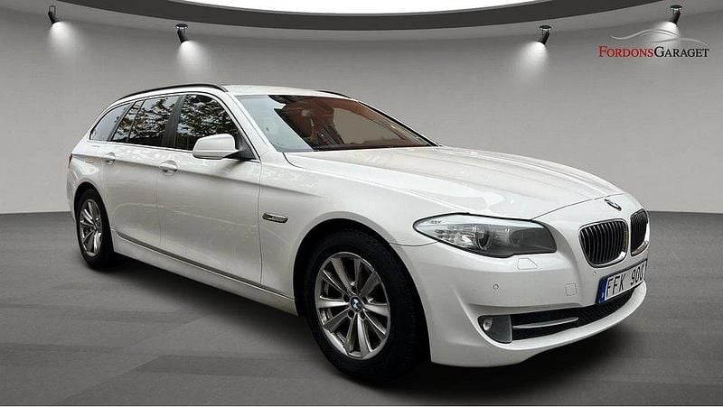 Vit Begagnad 2010 BMW 520 Kombi | 94 900 kr (Marknadspris) - Bild 1/4