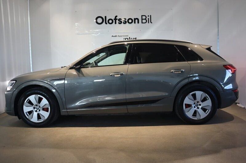 Chronosgrå metallic Begagnad 2023 Audi Q8 e-tron S-Line SUV | 739 000 kr (Superpris) - Bild 1/3