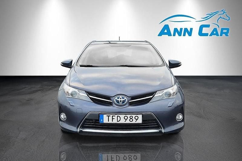 Mörkblå Begagnad 2014 Toyota Auris Hybrid Halvkombi | 115 000 kr (Marknadspris) - Bild 1/4