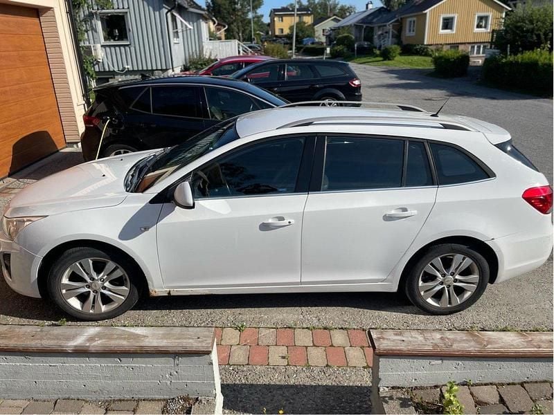 Vit Begagnad 2013 Chevrolet Cruze Kombi | 25 000 kr (Bra pris) - Bild 1/3
