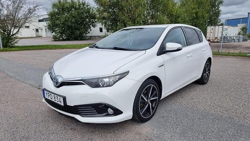 Vit Begagnad 2017 Toyota Auris Hybrid Comfort Halvkombi | 139 000 kr (Marknadspris) - Bild 1/4