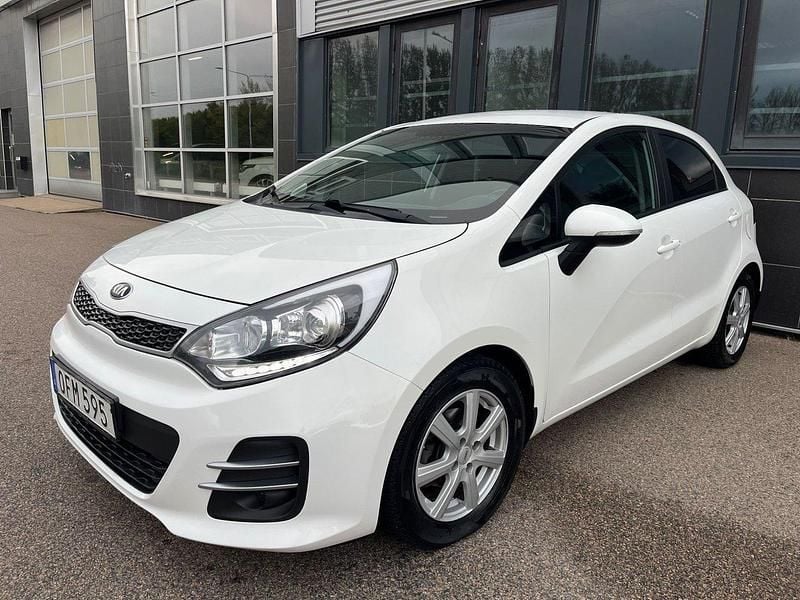 Vit Begagnad 2016 Kia Rio Halvkombi | 84 900 kr (Marknadspris) - Bild 1/4