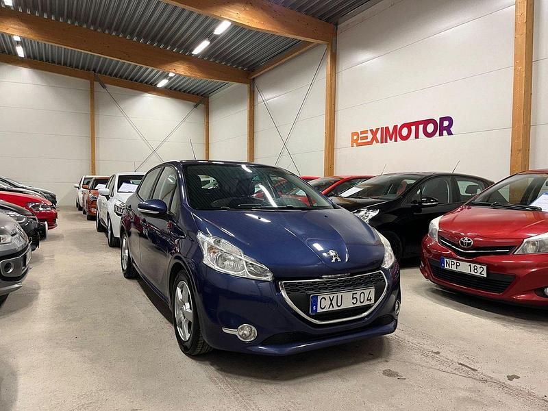 Mörkblå Begagnad 2012 Peugeot 208 Halvkombi | 49 900 kr (Lite dyr) - Bild 1/4