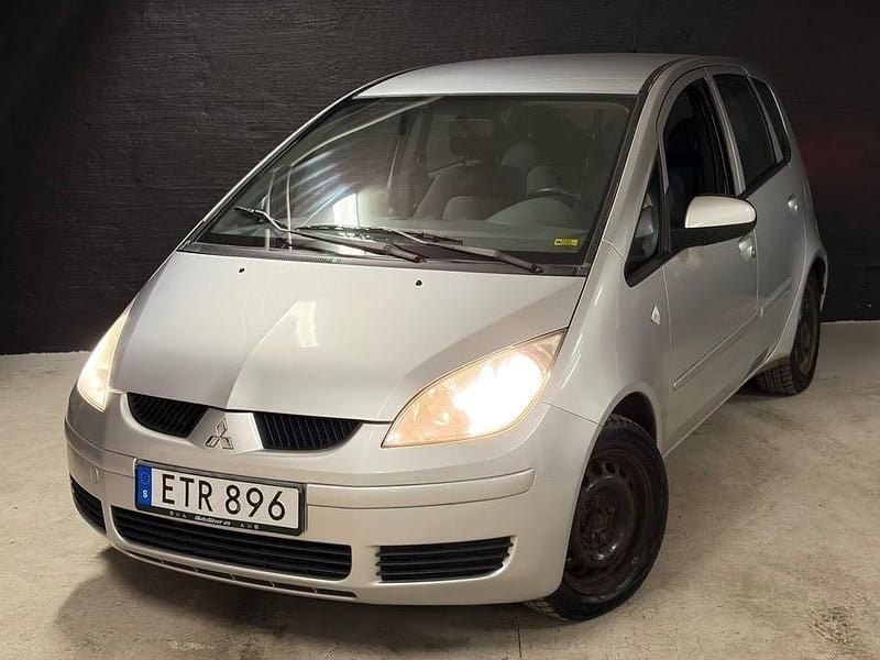 Begagnad Mitsubishi Colt 95 HK (69 kW) 2006 Silver Halvkombi