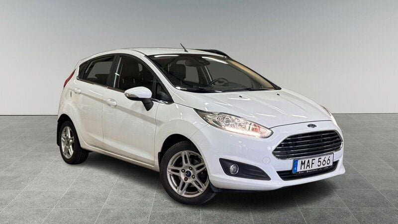 Vit Begagnad 2015 Ford Fiesta Titanium Halvkombi | 59 900 kr (Marknadspris) - Bild 1/4