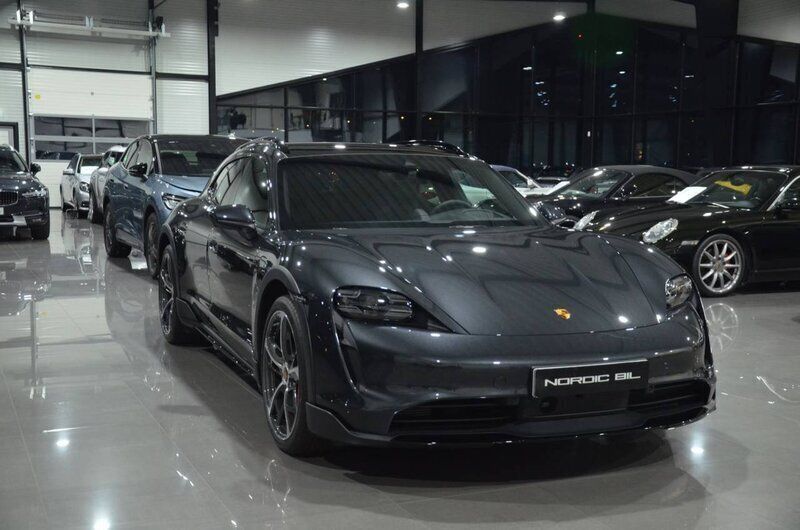 Grå Begagnad 2022 Porsche Taycan 4S Cross Turismo Sedan | 1 350 000 kr - Bild 1/4