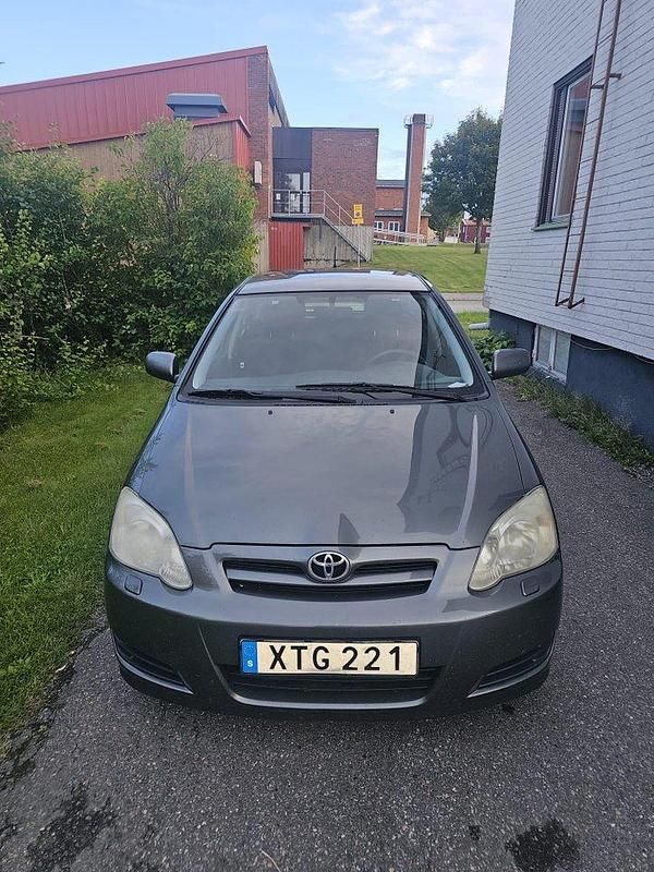 Grå Begagnad 2006 Toyota Corolla Halvkombi | 41 900 kr (Lite dyr) - Bild 1/4