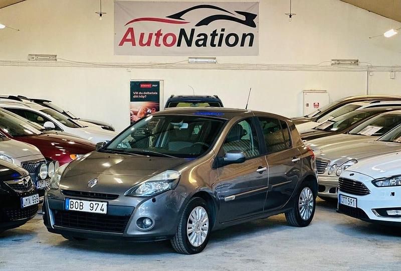 Grå Begagnad 2010 Renault Clio R.S. Halvkombi | 39 900 kr (Lite dyr) - Bild 1/4