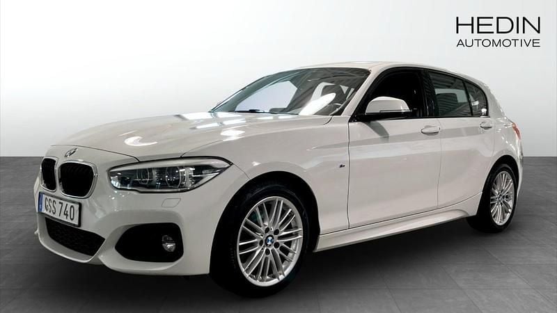 Vit (white) Begagnad 2018 BMW 120 M Sport Halvkombi | 218 900 kr (Marknadspris) - Bild 1/4