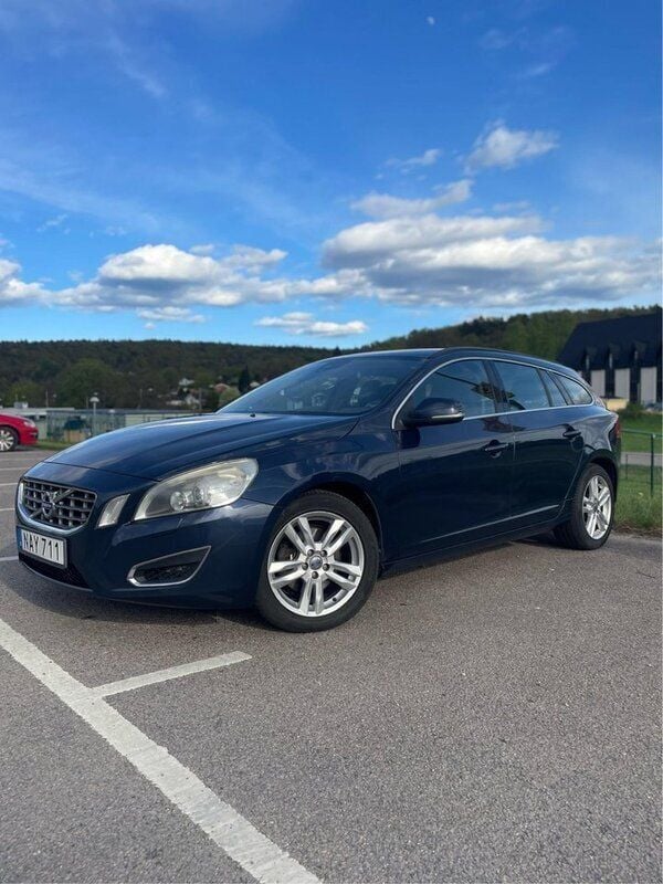 Blå Begagnad 2013 Volvo V60 Momentum Kombi | 72 000 kr (Marknadspris) - Bild 1/4