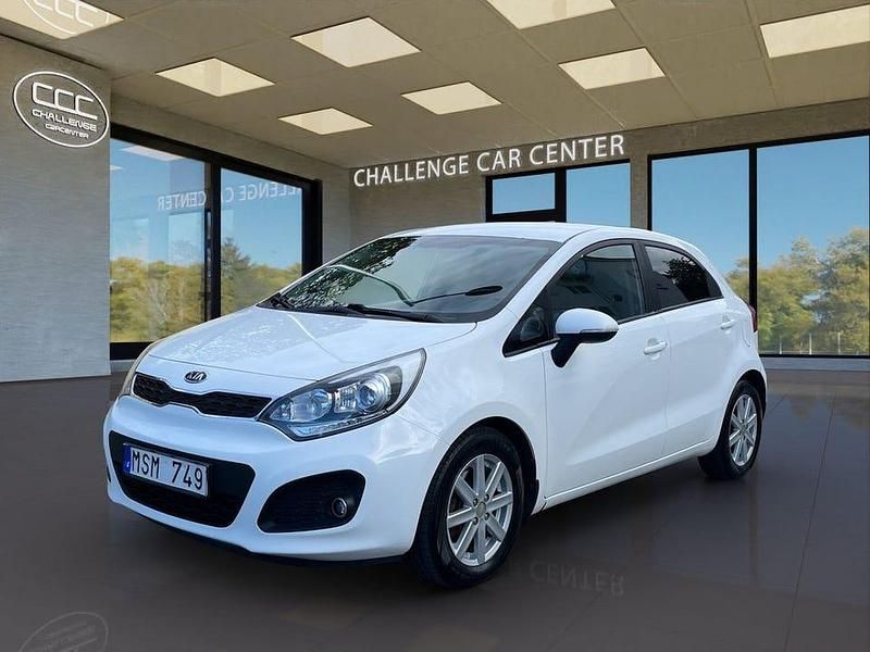 Vit Begagnad 2012 Kia Rio Halvkombi | 39 000 kr (Marknadspris) - Bild 1/4