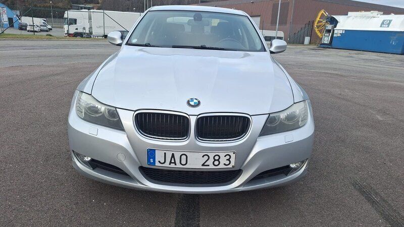 Ljusgrå (grå) Begagnad 2009 BMW 320 Comfort Edition Sedan | 80 000 kr (Marknadspris) - Bild 1/4