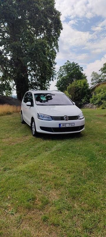 Vit Begagnad 2011 VW Sharan Minibuss | 110 000 kr (Marknadspris) - Bild 1/4