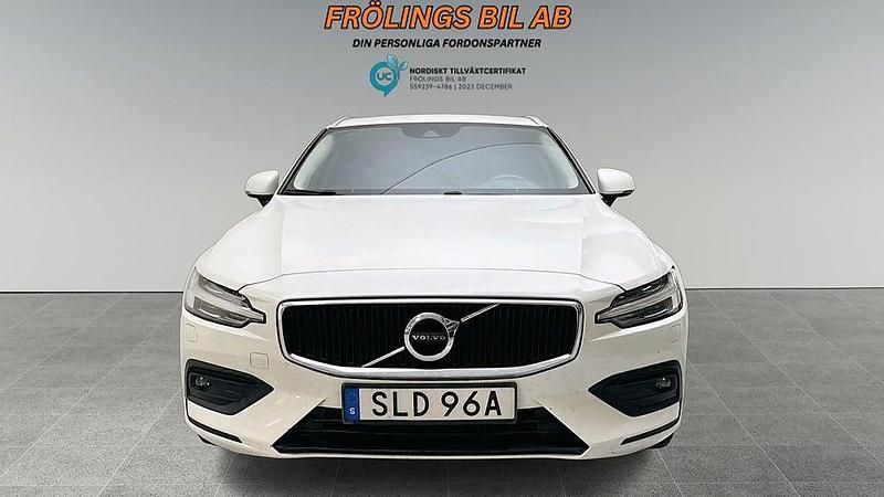 Vit Begagnad 2020 Volvo V60 Momentum Kombi | 199 900 kr (Marknadspris) - Bild 1/4