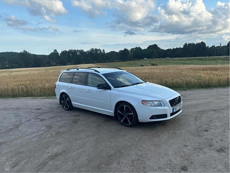Vit Begagnad 2013 Volvo V70 Kombi | 83 000 kr (Bra pris) - Bild 1/4
