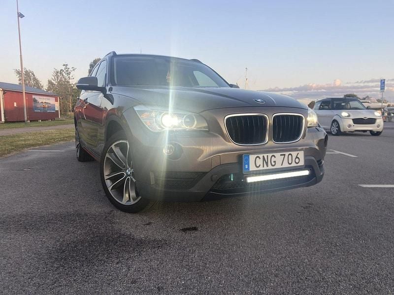 Brun Begagnad 2013 BMW X1 Sport Line SUV | 99 000 kr (Marknadspris) - Bild 1/4