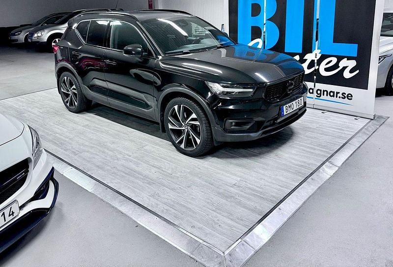 Svart Begagnad 2018 Volvo XC40 R-Design SUV | 269 000 kr (Marknadspris) - Bild 1/4