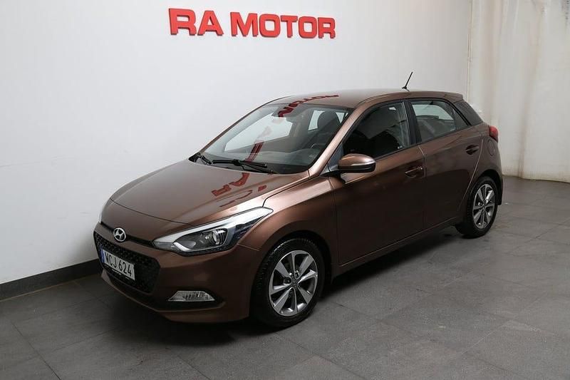 Brun Begagnad 2016 Hyundai i20 Premium Halvkombi | 99 800 kr (Marknadspris) - Bild 1/4